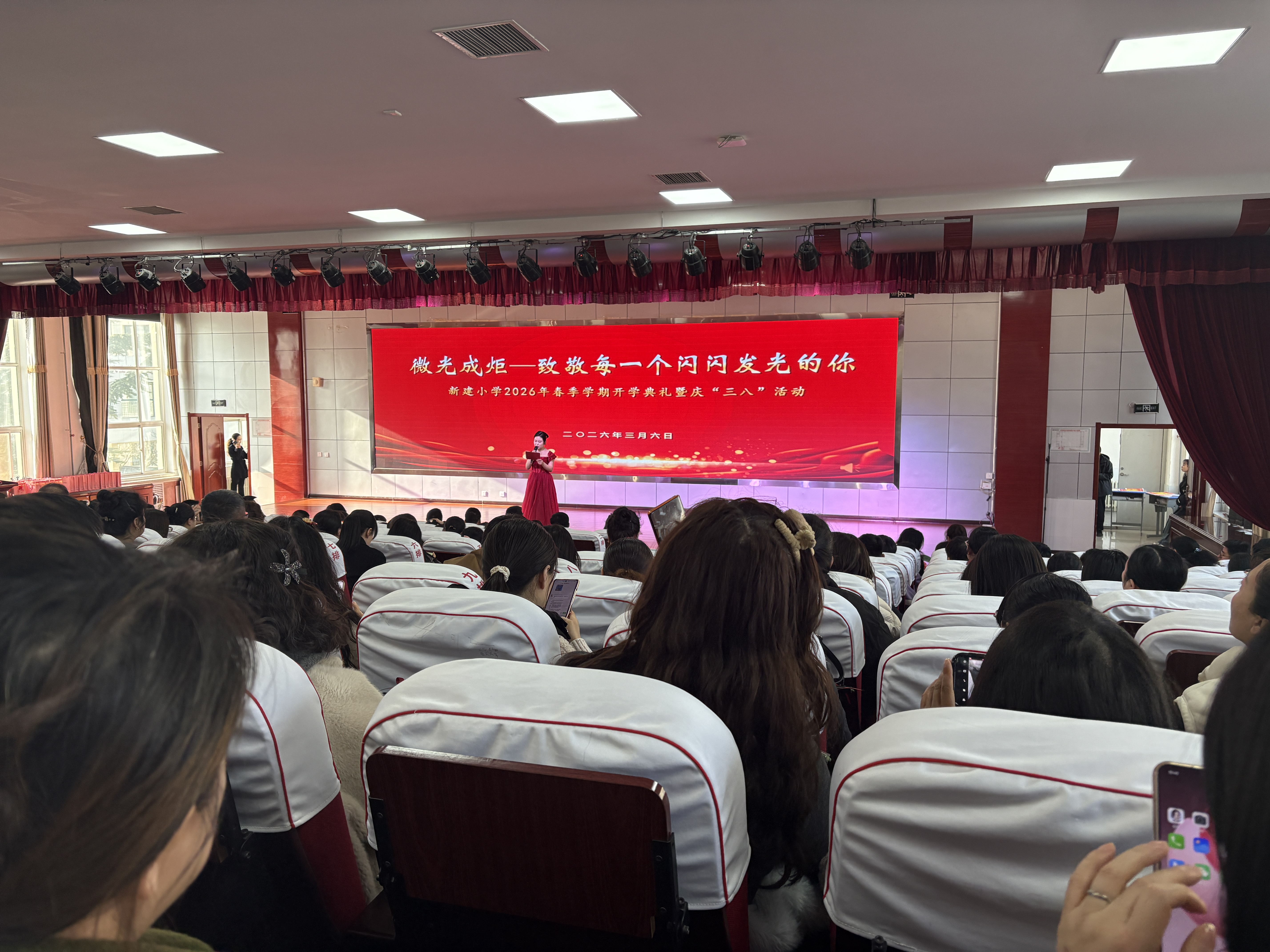 学校春季运动会现场，学生们积极参与各项比赛项目，操场热闹非凡