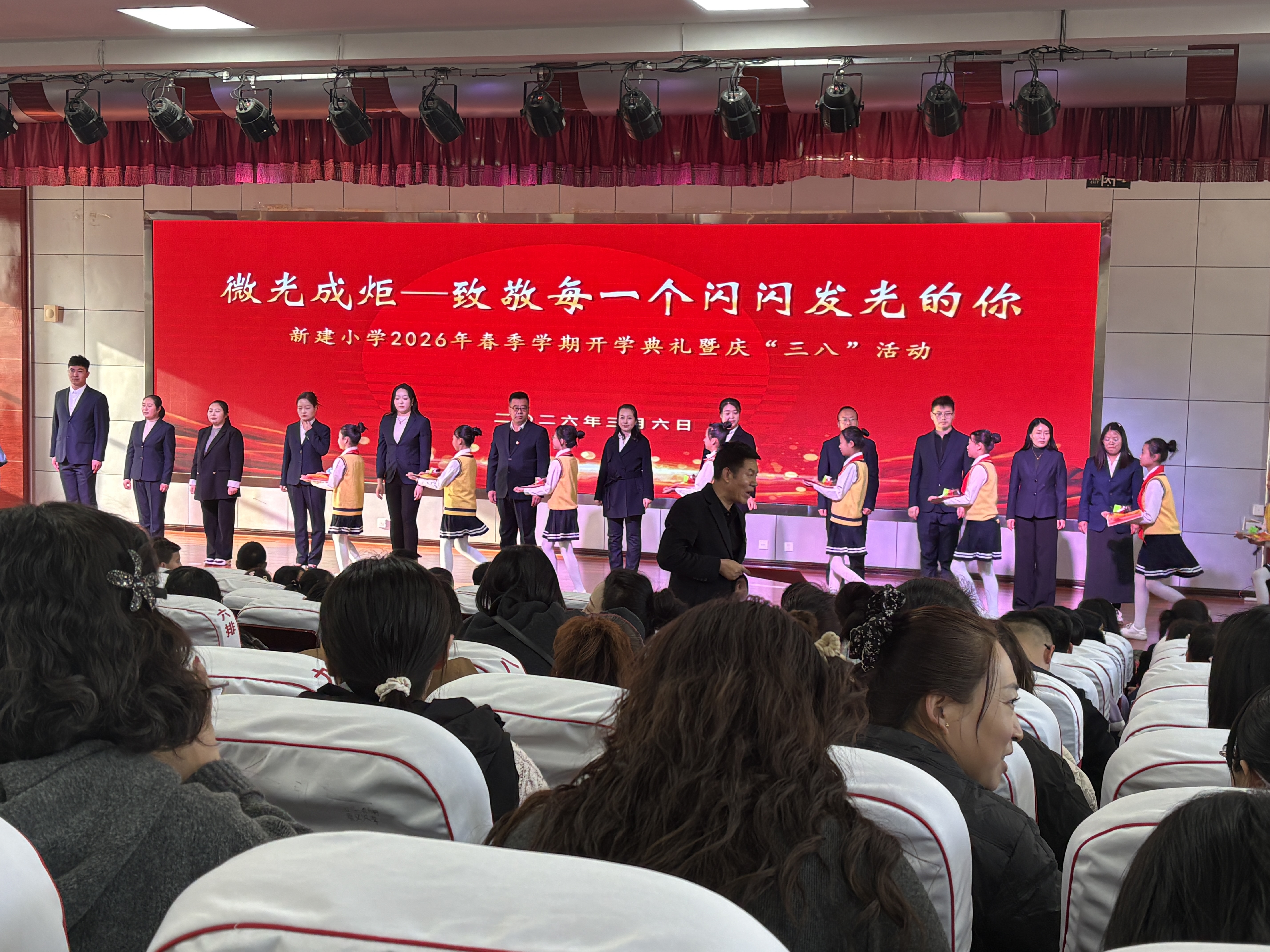 学生文艺汇演现场，舞台布置精美，学生们表演舞蹈节目