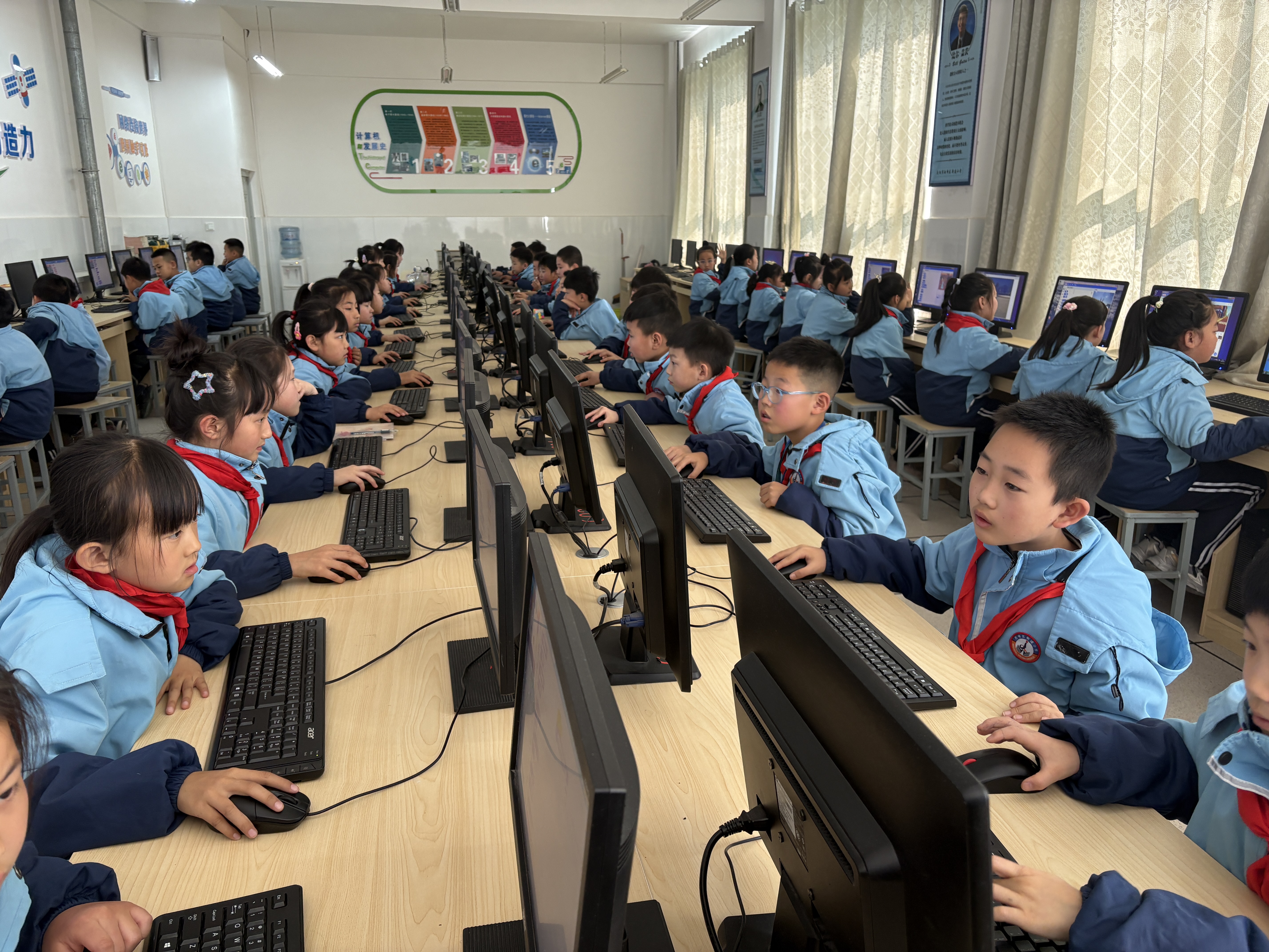 操场全景，绿茵场地，学生正在上体育课