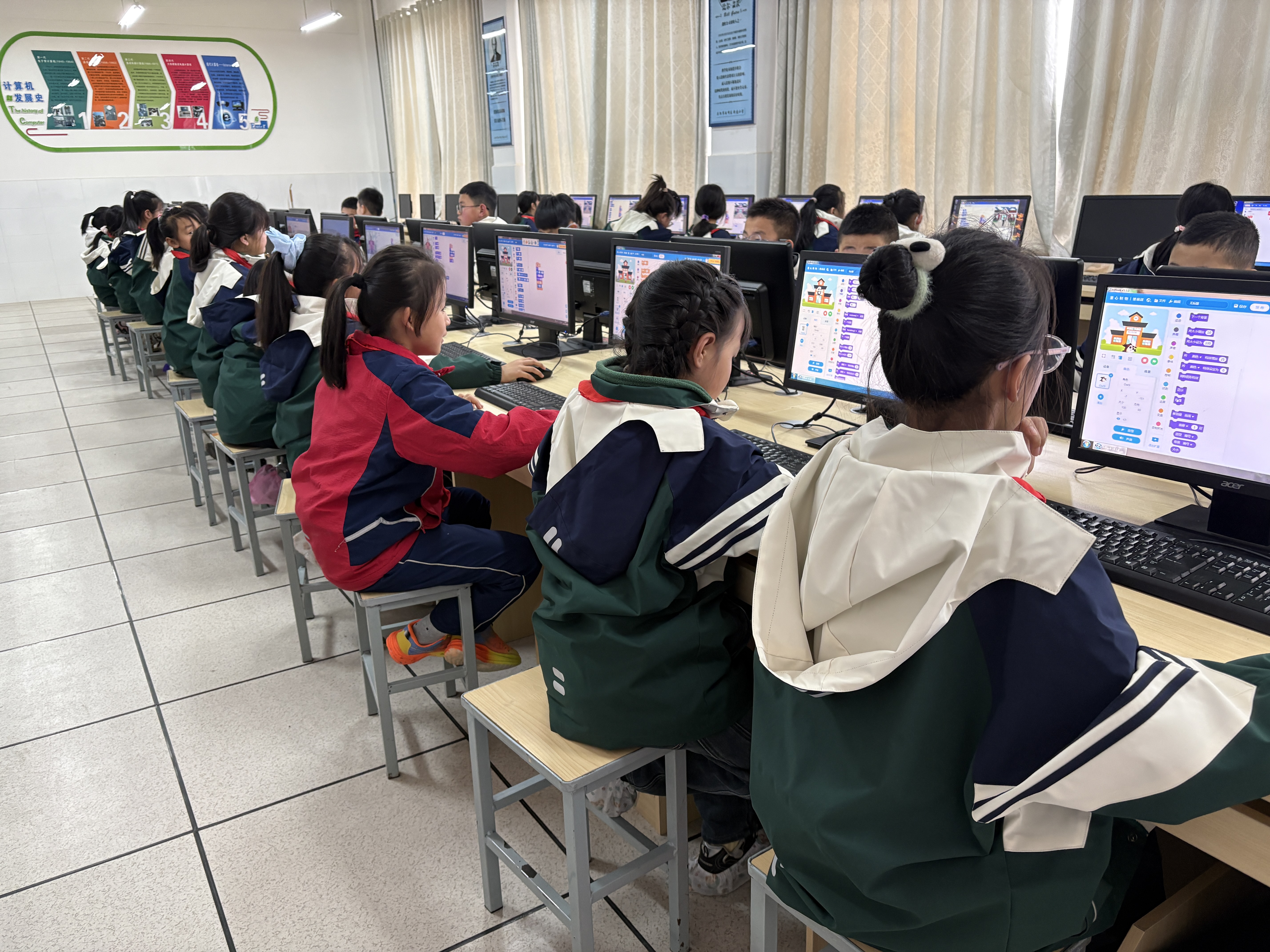 多功能教室，现代化设备齐全，学生正在上课